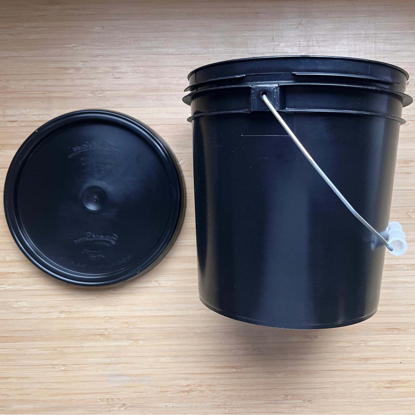 Chaudière plastique 4L - anse en métal - avec couvercle