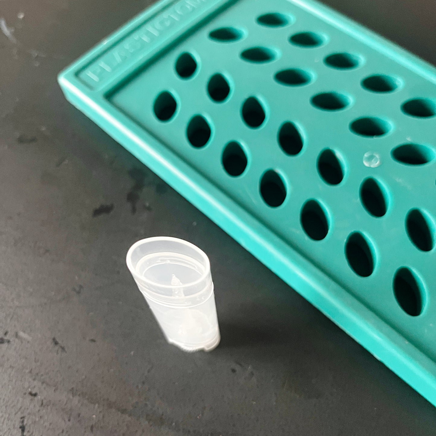 Tube baume plat oval en plastique transparent 7ml